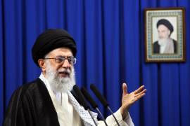 Fotografía de archivo del 11 de septiembre de 2009 que muestra al líder supremo de la Revolución iraní, Alí Jameneí, hablando en Teherán, Irán.