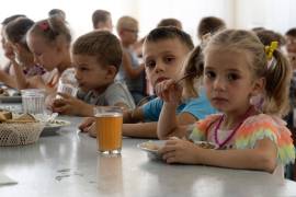 Niños de un orfanato en la región de Donetsk en un campamento en Zolotaya Kosa, en la región de Rostov, en Rusia el 8 de julio de 2022.