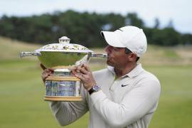 Rory McIlroy besó el trofeo de campeón del Abierto de Escocia, torneo que se le había negado al golfista británico.
