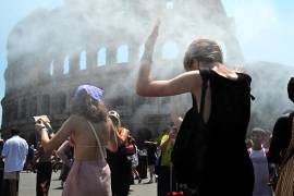Protección Civil refresca a los turistas con cañones de agua en el Coliseo en Roma, Italia. Las temperaturas en Roma alcanzaron los 36 grados Celsius. La capital italiana se encuentra en alerta roja por calor.