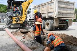 Trabajadores de SIMAS realizaron la reposición de tubería sanitaria y la rehabilitación de la carpeta asfáltica como parte de la obra ejecutada en la colonia La Sierrita, en Frontera.