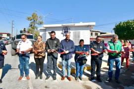 El alcalde Román Alberto Cepeda y autoridades locales durante la inauguración de la nueva caseta de policía en la colonia Tierra y Libertad.