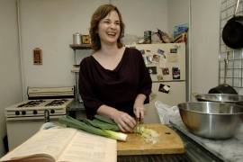 La escritora gastronómica Julie Powell corta puerros para hacer sopa de papa y puerro, una de las primeras recetas de “Dominando el arte de la cocina francesa” de Julia Child en su apartamento de Nueva York.