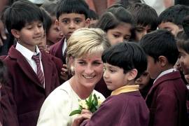 Imagen del 6 de junio de 1997, dos meses antes de su muerte, de Diana de Gales, visitando un colegio en el norte de Londres.