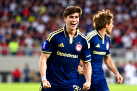 Armando “Hormiga” González tuvo la ocasión de ampliar la ventaja del Olympiakos ante Marsella, pero Jeffrey de Lange detuvo su remate.
