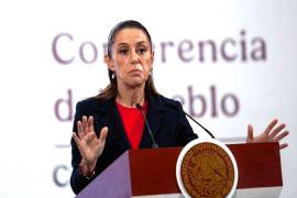 El periodista Carlos Loret de Mola critica a la presidenta Sheinbaum, pues advierte que mientras se dice víctima de espionaje, la convierte legalmente en una herramienta del Estado, pero sin controles.