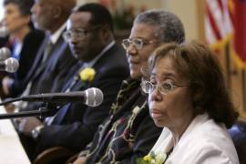 Thelma Mothershed Wair, en primer plano, durante una conferencia de prensa, el 23 de septiembre de 2007, en Little Rock, Arkansas.