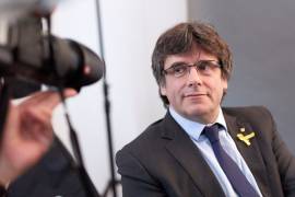 Parlamento catalán cambia ley para investir a Puigdemont