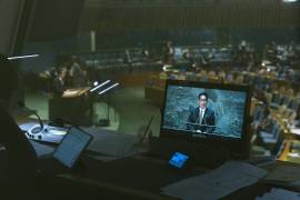 El primer ministro japonés Fumio Kishida en la pantalla de una cabina de interpretación en la sede de las Naciones Unidas en Nueva York.