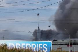 Helicópteros de extinción de incendios sobrevuelan las instalaciones de Wildberries en llamas tras un ataque con drones atribuido a Ucrania en el parque industrial de Koledino, cerca de Podolsk en Rusia.