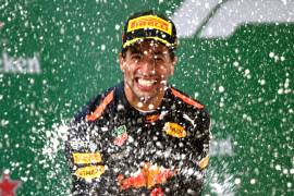 Ricciardo se impone por sorpresa en GP de China; 'Checo' Pérez queda en doceavo