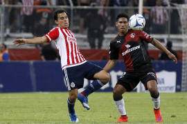 Chivas renuevan dos años a su goleador, Omar Bravo