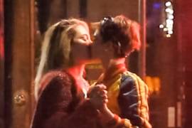 Paris Jackson y Cara Delevinge sellan su amor con un beso