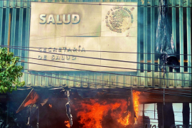 Manifestantes protestaron contra la falta de medicamentos para el tratamiento del VIH e incendiaron oficinas de la Secretaría de Salud en la alcaldía Miguel Hidalgo.