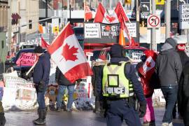 Respuesta. El Gobierno de Canadá reconoció la incapacidad de las autoridades para controlar la situacióny dijo que el primer ministro, Justin Trudeau, está considerando invocar poderes de emergencia.