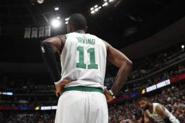 Kyrie Irving hace berrinche y lanza el balón al público de Denver, la NBA lo multa con 25 mil dólares