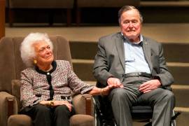 George H.W. Bush es internado en cuidados intensivos