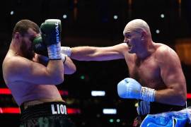 Tyson Fury volvió a ganar en Londres tras imponerse a Arslanbek Makhmudov y ahora puso en la mira a Anthony Joshua, en una pelea que ilusiona al boxeo mundial.