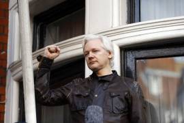 El fundador de WikiLeaks es acusado de espionaje por publicar documentos militares secretos en su sitio web hace una década