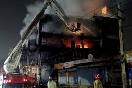 India. Atul Garg, director del servicio de bomberos en Nueva Delhi, dijo que el edificio no tenía permisode su departamento y no contaba con equipo antiincendios, como extintores.