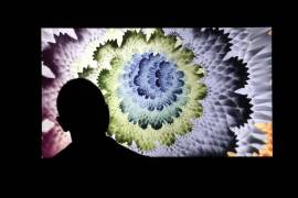 Un hombre observa una obra de arte digital NFT en la apertura de la Superchief Gallery NFT, dedicada exclusivamente a obras de arte NFT en Nueva York.