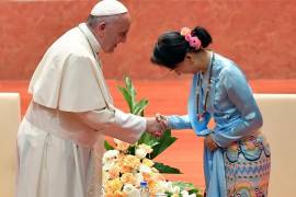 La líder birmania Aung San Suu Kyi con el papa Francisco en Naipyidó, Birmania, en una imagen de archivo.