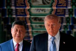 El presidente de Estados Unidos, Donald Trump (derecha), participa en un paseo de amistad por el jardín de Zhongnanhai junto al presidente chino, Xi Jinping, en Pekín, el viernes 15 de mayo de 2026.