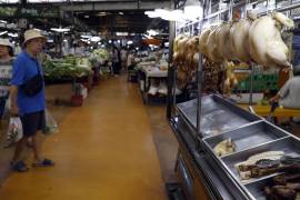 Un consumidor en un mercado en Bangkok, Tailandia. Datos del Departamento de Comercio Interior señalan que los precios de los alimentos están aumentando drásticamente por la guerra en Irán.