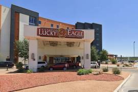 Vista exterior del casino en Eagle Pass, hoy cerrado por duelo y seguridad.