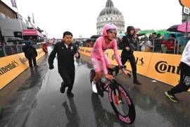 El ciclista mexicano Isaac Del Toro (UAE Team Emirates XRG) retiene el maillot rosa de líder después de la 10ª etapa del Giro de Italia, una contra-reloj de 28,6 km desde Lucca a Pisa, Italia.
