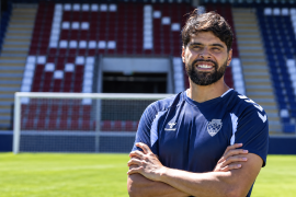 Néstor Araujo inicia su segunda etapa en el futbol europeo con el Chaves, tras su experiencia en el Celta de Vigo.