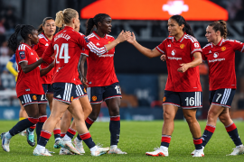 Rebeca Bernal celebró sus primeros goles con Manchester United al firmar un doblete de cabeza en la contundente victoria sobre Sheffield United.