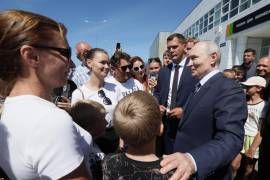 El presidente ruso, Vladímir Putin (derecha), se reúne con residentes locales en la isla Iturup, en la región de Sajalín, Rusia, el 13 de agosto de 2026.
