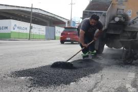 En esta colonia se realizaron labores de limpieza, corte, sellado y reposición de asfalto.