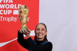 La presidenta de México, Claudia Sheinbaum, sostiene el trofeo de la Copa Mundial de Fútbol en el Palacio Nacional de la Ciudad de México.