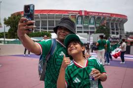 Aspectos de las inmediaciones del Estadio Ciudad de México el marco del mundial 2026 donde personas comienzan a visitar las áreas verdes con cempasúchil y áreas pintadas de morado.