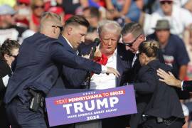 El expresidente estadounidense Donald Trump es sacado del escenario por el servicio secreto después de un incidente durante un mitin de campaña en Butler Farm Show Inc. en Butler, Pensilvania.