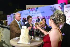 El alcalde Román Alberto Cepeda González encabezó la ceremonia donde 229 parejas formalizaron su matrimonio civil en la Plaza Mayor de Torreón.