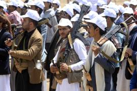 Estudiantes armados participan en una manifestación en apoyo al embargo naval impuesto por los hutíes contra Arabia Saudí en Saná, Yemen.