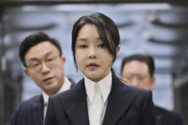 La ex primera dama de Corea del Sur, Kim Keon Hee, esposa del expresidente destituido Yoon Suk Yeol, llega a un tribunal para asistir a una audiencia para revisar su orden de arresto solicitada por fiscales especiales, en Seúl, Corea del Sur, el martes 12 de agosto de 2025.