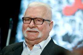 El expresidente de Polonia Lech Walesa habla tras recibir la Medalla de oro por servicio de reconciliación y entendimiento entre pueblos, en Berlín, el lunes 26 de septiembre de 2022.