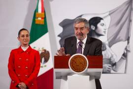 Claudia Sheinbaum Pardo, presidenta de México acompañada de Juan Ramón de la Fuente Ramírez, secretario de Relaciones Exteriores durante conferencia de prensa en Palacio Nacional donde destacaron los temas de migración.