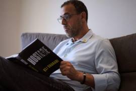 El ex rehén Eli Sharabi transformó sus 491 días de cautiverio —y la devastadora pérdida de su esposa y sus dos hijas— en “Rehén”, que se convirtió en el libro de venta más rápida en la historia de Israel y, posteriormente, en un éxito de ventas del New York Times.