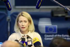 La alta representante de la Unión Europea para Asuntos Exteriores y Política de Seguridad, Kaja Kallas, habla con la prensa durante la reunión del Consejo de Asuntos Exteriores de la UE en Luxemburgo.