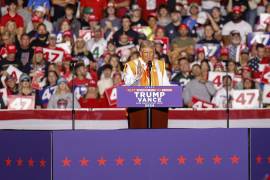 El expresidente estadounidense y candidato presidencial republicano Donald Trump habla durante un evento de campaña en el Resch Center en Green Bay, Wisconsin.