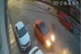 Capta video a vehículo que arrolla a persona en silla de ruedas en colonia de Saltillo