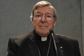 Cardenal Pell niega acusaciones; regresa a Australia a defenderse