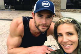 Esposa de Chris Hemsworth se arma de coraje para capturar a una serpiente que le apareció en el baño