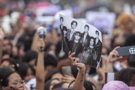 Decenas de fans que se reunieron en la plancha del Zócalo para ver a la banda surcoreana BTS después de que se anunciara su visita a Palacio Nacional.