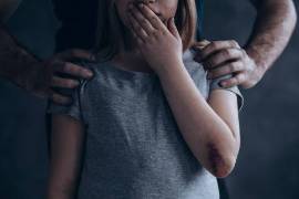 El presunto agresor, identificado como una persona cercana al entorno familiar, no ha sido detenido, lo que mantiene la preocupación entre los familiares de la menor.